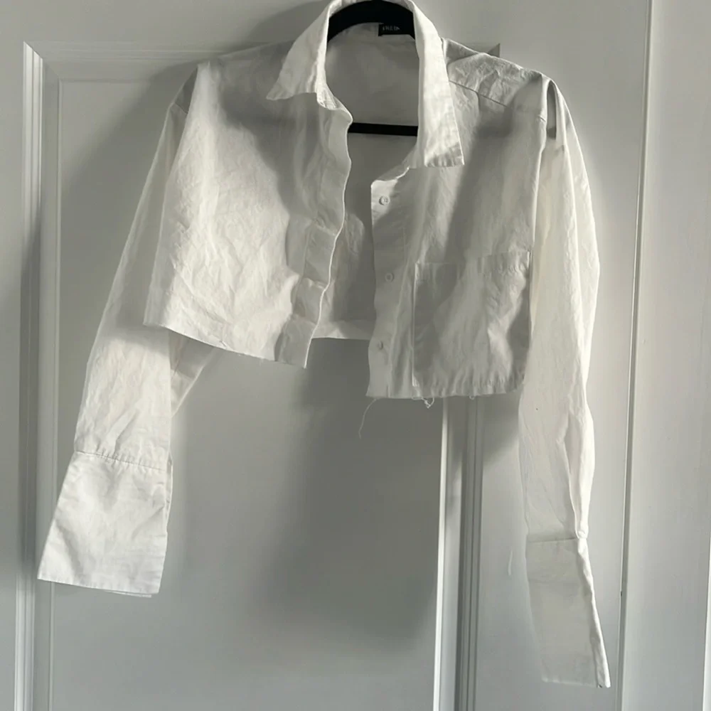 SHEIN Essnce Pocket Front Raw‎ Hem long sleeve
Crop button down Shirt - Picture 3 of 4